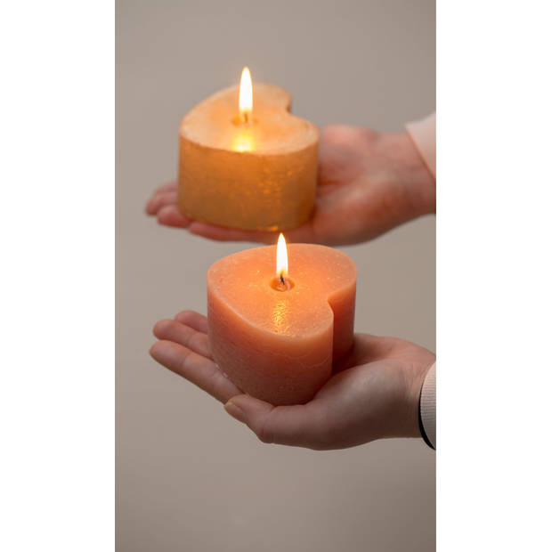 Gouden hart kaars (8*8*5.5cm) met houten onderzetter
