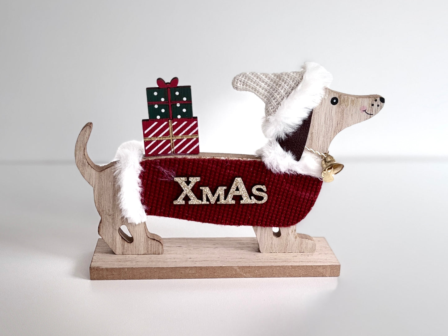 Houten kerst teckel met kadootjes op zijn rug