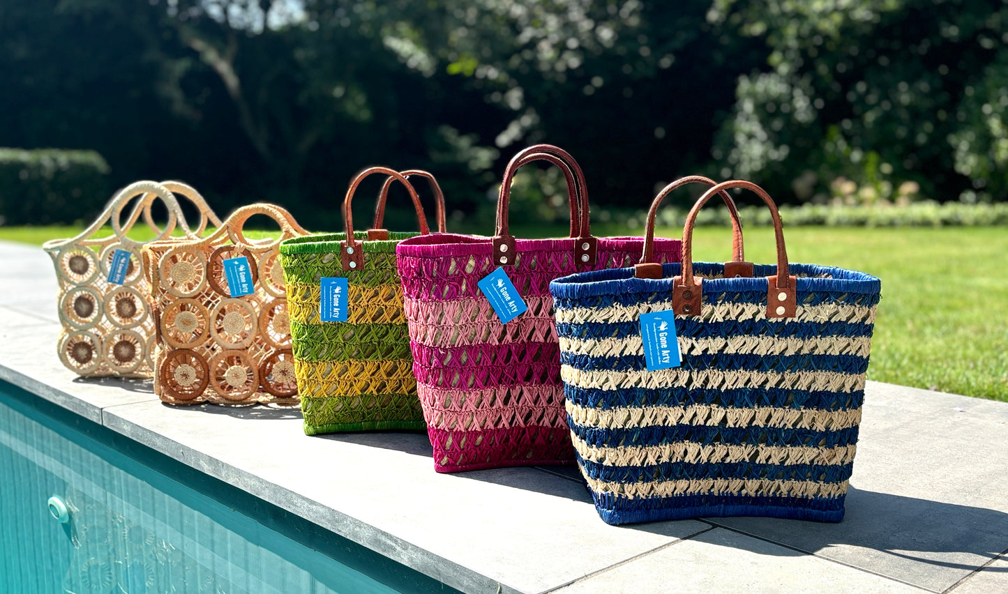 Fairtrade mand van gevlochten riet en roze raffia.