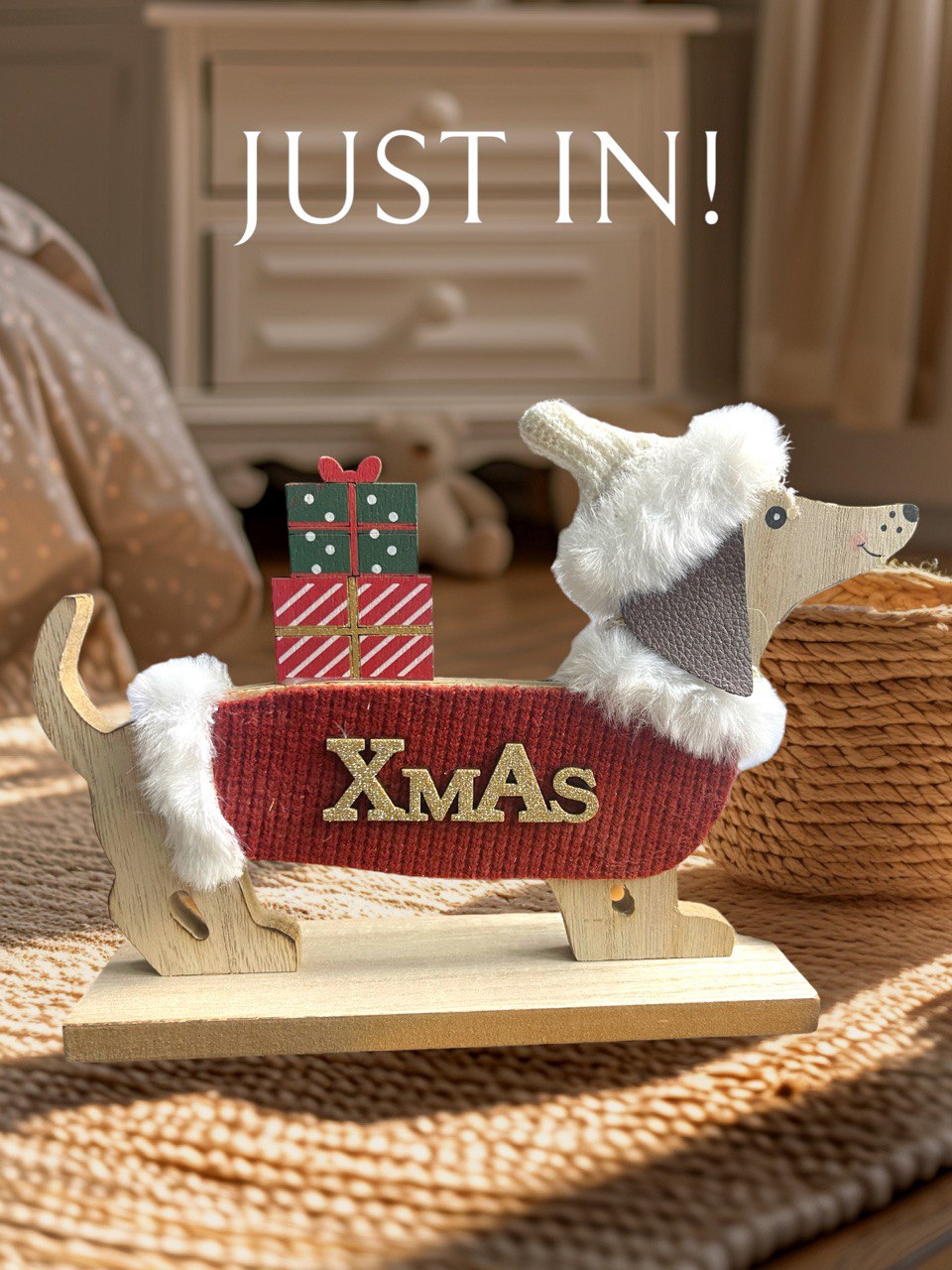 Houten kerst teckel met kadootjes op zijn rug