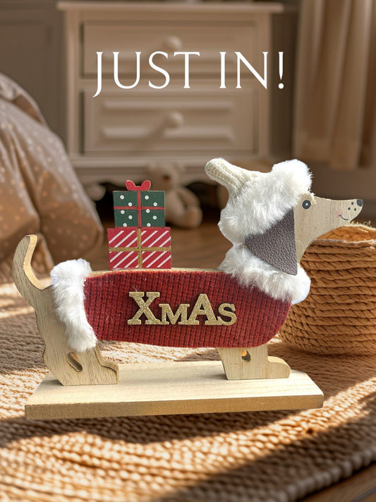 Houten kerst teckel met kadootjes op zijn rug